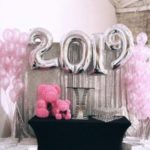 Dekoracja balonowa na Sylwestra. Rok z liczb i dwa bukiety balonów różowych metalizowanych z helem w Warszawie.
