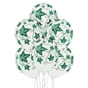 Białe balony helowe z liśćmi