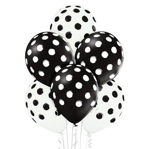 Balony napompowane helem białe w czarne grochy i czarne w białe grochy